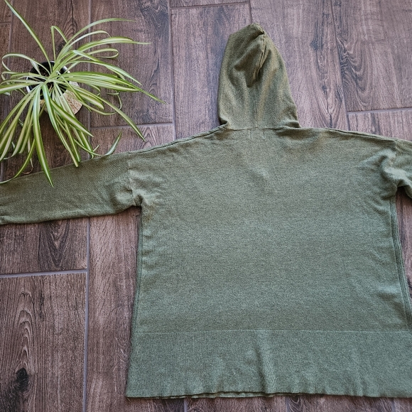 Lightweight boxy fit hooded sweater in sage green - Picture 7 of 10